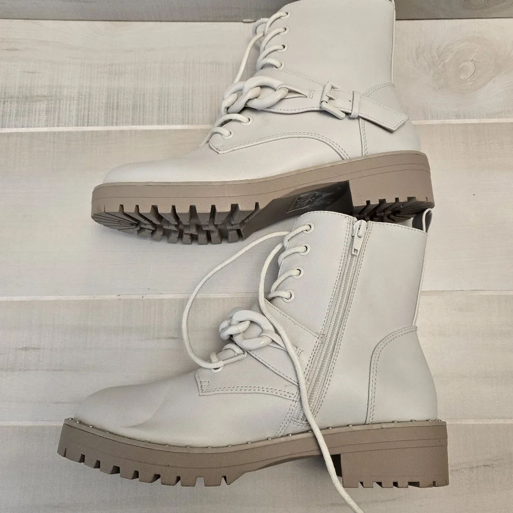 {7} Dolce Vita Osten Chainlink Chunky Boot Off White *slight flaw shown in pics*